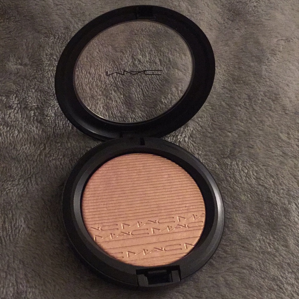 BNWOB MAC BEAMING BLUSH HIGHLIGHTER
